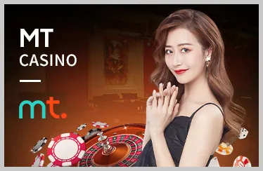 Bàn poker với chip và quân bài